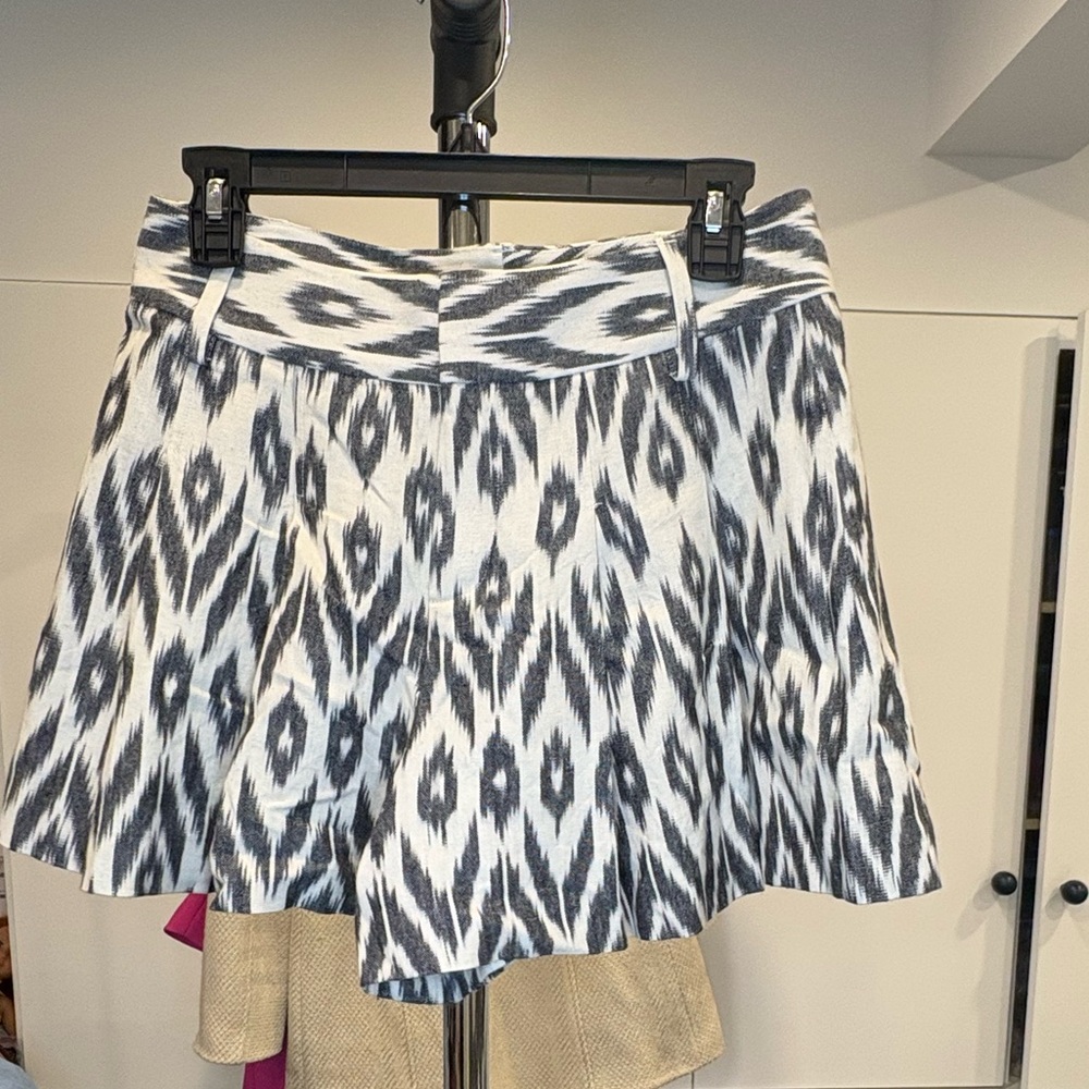 Alice & Olivia Black and White Patterned shorts